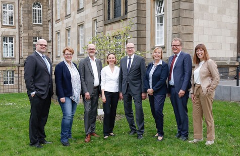 Bewerten die Produktideen bei TROPHELIA mit viel Expertise: Martin Ammann, Elke Harms, Philipp Hengstenberg, Daniela Kinkel (Organisatorin des Wettbewerbs beim FEI), Dr. Georg Böcker (Sprecher der Jury), Gaby Brandenburg, Dr. Martin Kersten und Stefanie de Buhr. Bewerten die Produktideen bei TROPHELIA mit viel Expertise: Martin Ammann, Elke Harms, Philipp Hengstenberg, Daniela Kinkel (Organisatorin des Wettbewerbs beim FEI), Dr. Georg Böcker (Sprecher der Jury), Gaby Brandenburg, Dr. Martin Kersten und Stefanie de Buhr.