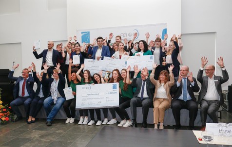Dabei sein ist alles! Alle Teilnehmerinnen und Teilnehmer des Finales von TROPHELIA 2019 sowie die Jury-Mitglieder. Dabei sein ist alles! Alle Teilnehmerinnen und Teilnehmer des Finales von TROPHELIA 2019 sowie die Jury-Mitglieder.