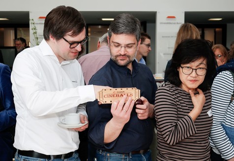In der Kaffeepause des parallel stattfindenden Kooperationsforums können dessen Teilnehmenden die Produktideen studieren – und probieren. In der Kaffeepause des parallel stattfindenden Kooperationsforums können dessen Teilnehmenden die Produktideen studieren – und probieren.