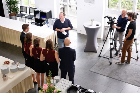 Klappe auf! Das Team des Karlsruher Instituts für Technologie (KIT) bei den Dreharbeiten für den Videofilm. Klappe auf! Das Team des Karlsruher Instituts für Technologie (KIT) bei den Dreharbeiten für den Videofilm.