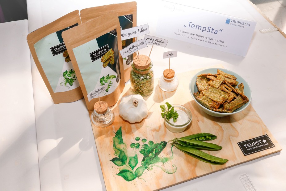 Proteinreich, knusprig-lecker und zu 90 Prozent aus regional angebauten Erbsen: Das ist der Tempeh-Kräcker "TempSta" – der TROPHELIA-Star 2019!