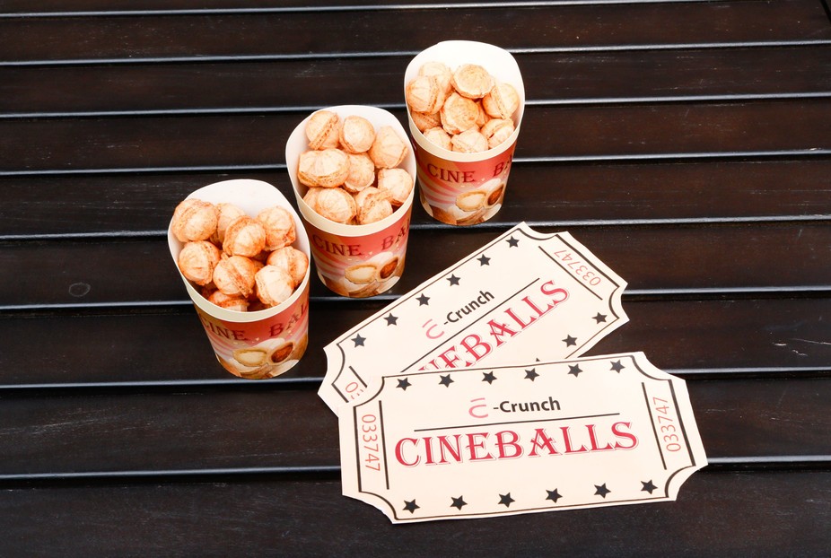 "CineBalls" – der alternative Kinosnack: Knackige Waffelbällchen aus Hanftrester, gefüllt mit cremiger Käse- sowie scharfer Salsasoße.