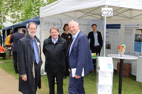Am Stand C22: FEI-Geschäftsführer Dr. Volker Häusser, AiF-Geschäftsführer Robert Huintges und IUTA-Geschäftsführer Dr. Stefan Haep. Am Stand C22: FEI-Geschäftsführer Dr. Volker Häusser, AiF-Geschäftsführer Robert Huintges und IUTA-Geschäftsführer Dr. Stefan Haep.