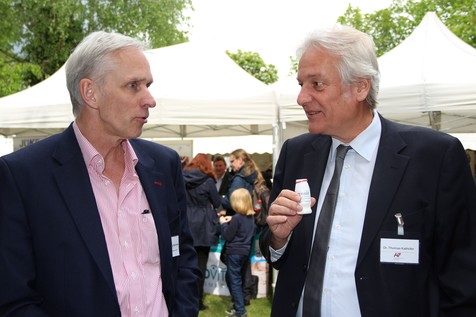Prof. Dr. Jörg Hinrichs von der Universität Hohenheim erläutert Dr. Thomas Kathöfer, AiF-Hauptgeschäftsführer, wie die Förderprogramme IGF und ZIM bei den Lactulose-Projekten zusammengewirkt haben. Prof. Dr. Jörg Hinrichs von der Universität Hohenheim erläutert Dr. Thomas Kathöfer, AiF-Hauptgeschäftsführer, wie die Förderprogramme IGF und ZIM bei den Lactulose-Projekten zusammengewirkt haben.