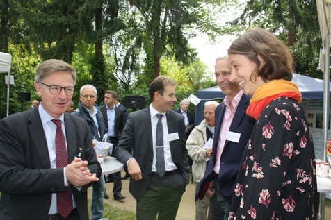 Besonders interessiert an Unternehmen aus seinem Wahlkreis Freiburg, die von der IGF profitieren: Der CDU-Politiker MdB Matern von Marschall, der sich von Wiebke Sünram, Leiterin der Produktentwicklung bei der Schwarzwaldmilch GmbH Freiburg, erläutern lässt, wie ihr Unternehmen in die IGF-/ZIM-Projekte eingebunden war. In der Mitte: Prof. Dr. Lutz Fischer und Prof. Dr. Jörg Hinrichs von der Universität Hohenheim, die im Rahmen des IGF-Projekts gemeinsam geforscht haben. Besonders interessiert an Unternehmen aus seinem Wahlkreis Freiburg, die von der IGF profitieren: Der CDU-Politiker MdB Matern von Marschall, der sich von Wiebke Sünram, Leiterin der Produktentwicklung bei der Schwarzwaldmilch GmbH Freiburg, erläutern lässt, wie ihr Unternehmen in die IGF-/ZIM-Projekte eingebunden war. In der Mitte: Prof. Dr. Lutz Fischer und Prof. Dr. Jörg Hinrichs von der Universität Hohenheim, die im Rahmen des IGF-Projekts gemeinsam geforscht haben.