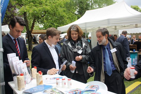 Auch die Mitarbeiter von MdB Matern von Marschall – Thomas Engels und Jonas Schwarz – sind mit zum FEI-Stand gekommen. Begleitet wurden sie von AiF-Mitarbeiterin Petra Klieme; FEI-Geschäftsführer Dr. Volker Häusser erörtert ihnen die Vorteile des IGF-Förderprogramms. Auch die Mitarbeiter von MdB Matern von Marschall – Thomas Engels und Jonas Schwarz – sind mit zum FEI-Stand gekommen. Begleitet wurden sie von AiF-Mitarbeiterin Petra Klieme; FEI-Geschäftsführer Dr. Volker Häusser erörtert ihnen die Vorteile des IGF-Förderprogramms.