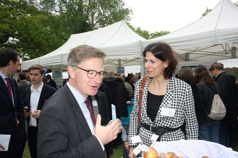 Während des Besuchs von MdB Matern von Marschall auch am Stand des FEI: MinR Carmen Heidecke, die für das ZIM-Programm zuständige BMWi-Referatsleiterin. Während des Besuchs von MdB Matern von Marschall auch am Stand des FEI: MinR Carmen Heidecke, die für das ZIM-Programm zuständige BMWi-Referatsleiterin.