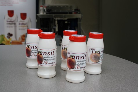 Nachgewiesen hilfreich bei Passagestörungen: "Transit" lautet der Name des präbiotischen Molkegetränks, das eine gesunde Verdauung unterstützt. Nachgewiesen hilfreich bei Passagestörungen: "Transit" lautet der Name des präbiotischen Molkegetränks, das eine gesunde Verdauung unterstützt.