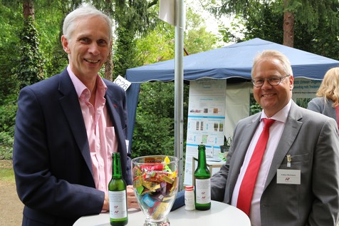 Prof. Dr. Jörg Hinrichs von der Universität Hohenheim im Gespräch mit Volker Richstein von der AiF. Prof. Dr. Jörg Hinrichs von der Universität Hohenheim im Gespräch mit Volker Richstein von der AiF.