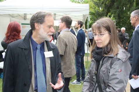 FEI-Geschäftsführer Dr. Volker Häusser im Gespräch mit Kerstin Sonnabend von der AiF Projekt GmbH. FEI-Geschäftsführer Dr. Volker Häusser im Gespräch mit Kerstin Sonnabend von der AiF Projekt GmbH.