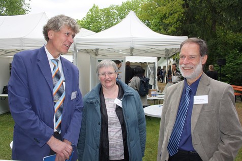 Dr. Christian Pelshenke, Leiter des IFW (Institut für Werkzeugforschung und Werkstoffe), AiF-Mitarbeiterin Dr. Barbara Barunke und FEI-Geschäftsführer Dr. Volker Häusser im Gespräch. Dr. Christian Pelshenke, Leiter des IFW (Institut für Werkzeugforschung und Werkstoffe), AiF-Mitarbeiterin Dr. Barbara Barunke und FEI-Geschäftsführer Dr. Volker Häusser im Gespräch.