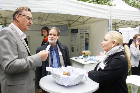 Lothar Krause (links), Geschäftsführer der CuraProducts GmbH, erläutert AiF-Geschäftsführerin Andrea Weißig, inwiefern sein Unternehmen von den vorgestellten Best-Practice-Projekten profitieren konnte.