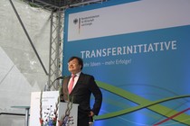 AiF-Präsident Prof. Dr. Sebastian Bauer bei seiner Eröffnungsrede.