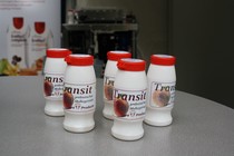 Nachgewiesen hilfreich bei Passagestörungen: "Transit" lautet der Name des präbiotischen Molkegetränks, das eine gesunde Verdauung unterstützt.