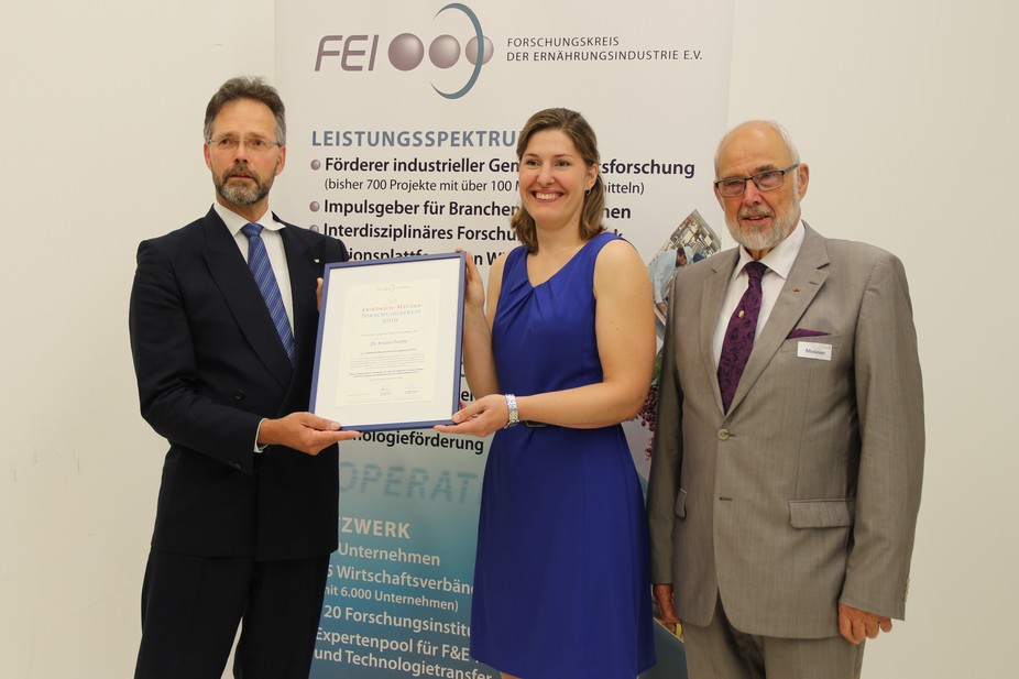 Ausgezeichnet für ihre herausragende Dissertation: Dr. Kristin Protte. Der FEI-Vorsitzende Dr. Götz Kröner (links) überreicht ihr die Urkunde. Rechts: Der Namensgeber des Preises, Prof. Dr. Dr. Friedrich Meuser.