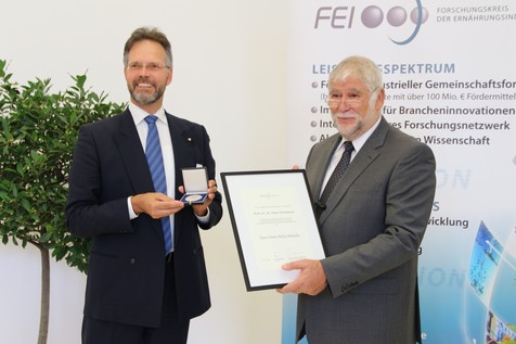 Der FEI-Vorsitzende Dr. Götz Kröner überreicht Prof. Dr. Dr. Peter Schieberle die Hans-Dieter-Belitz-Medaille. Der FEI-Vorsitzende Dr. Götz Kröner überreicht Prof. Dr. Dr. Peter Schieberle die Hans-Dieter-Belitz-Medaille.