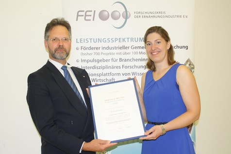 Ausgezeichnet für ihre herausragende Dissertation: Dr. Kristin Protte. Der FEI-Vorsitzende Dr. Götz Kröner (links) überreicht ihr die Urkunde. Ausgezeichnet für ihre herausragende Dissertation: Dr. Kristin Protte. Der FEI-Vorsitzende Dr. Götz Kröner (links) überreicht ihr die Urkunde.