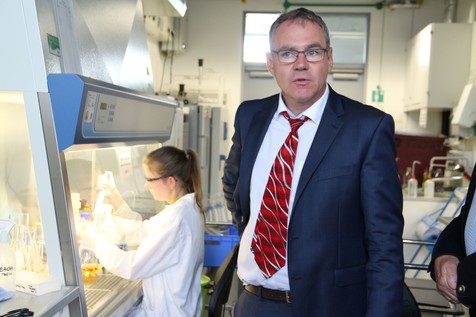 Als Gastgeber führt er gern durch das Institut für Lebensmittelchemie und Lebensmittelbiotechnologie der Universität Gießen: Prof. Dr. Holger Zorn. Als Gastgeber führt er gern durch das Institut für Lebensmittelchemie und Lebensmittelbiotechnologie der Universität Gießen: Prof. Dr. Holger Zorn.