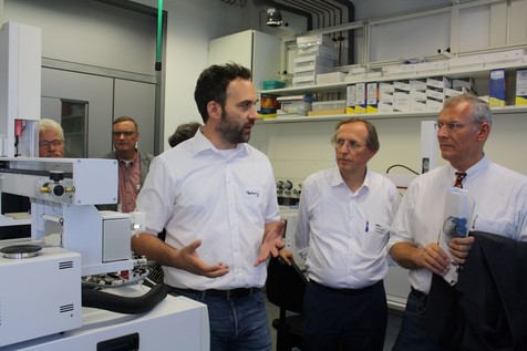 Nach der Sitzung des Wissenschaftlichen Beirats bietet Postdoc Dr. Daniel Bakonyi (links) eine Institutsführung an. Interessiert dabei: Dr. Konrad Hörstmann-Jungemann (Mitte) und Dr. Johannes Schlebusch (rechts). Nach der Sitzung des Wissenschaftlichen Beirats bietet Postdoc Dr. Daniel Bakonyi (links) eine Institutsführung an. Interessiert dabei: Dr. Konrad Hörstmann-Jungemann (Mitte) und Dr. Johannes Schlebusch (rechts).