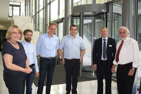 Während der Abstimmung, ob der Antrag vom Wissenschaftlichen Beirat befürwortet wird, warten die Antragsteller gemeinsam im Foyer vor dem Hörsaal C 5b. Während der Abstimmung, ob der Antrag vom Wissenschaftlichen Beirat befürwortet wird, warten die Antragsteller gemeinsam im Foyer vor dem Hörsaal C 5b.
