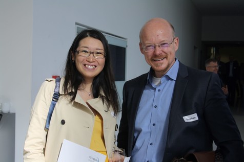 Arbeiten zusammen im Rahmen des IGF-Projekts AiF 20752 N zum Erhalt des Aromaprofils von Kräutern: Jun.-Prof. Dr. Yanyan Zhang und Dr. Alexander Stephan. Arbeiten zusammen im Rahmen des IGF-Projekts AiF 20752 N zum Erhalt des Aromaprofils von Kräutern: Jun.-Prof. Dr. Yanyan Zhang und Dr. Alexander Stephan.