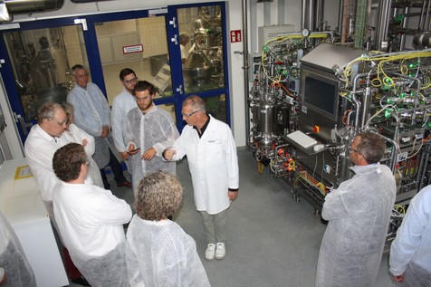Spannende Einblicke in ein globales Biotechnologieunternehmen erhalten die Teilnehmer bei der Besichtigung der Chr. Hansen GmbH. Das Unternehmen entwickelt und produziert Kulturen, Enzyme, Probiotika und natürliche Farbstoffe vor allem für Lebensmittel. Spannende Einblicke in ein globales Biotechnologieunternehmen erhalten die Teilnehmer bei der Besichtigung der Chr. Hansen GmbH. Das Unternehmen entwickelt und produziert Kulturen, Enzyme, Probiotika und natürliche Farbstoffe vor allem für Lebensmittel.