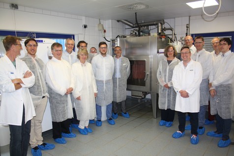 Führt eine Gruppe durch das Unternehmen: Dr. Tim Martin Seibert (5. von rechts, vorne), der für die Chr. Hansen GmbH auch in mehreren Projektbegleitenden Ausschüssen von FEI-Projekten aktiv ist. Führt eine Gruppe durch das Unternehmen: Dr. Tim Martin Seibert (5. von rechts, vorne), der für die Chr. Hansen GmbH auch in mehreren Projektbegleitenden Ausschüssen von FEI-Projekten aktiv ist.