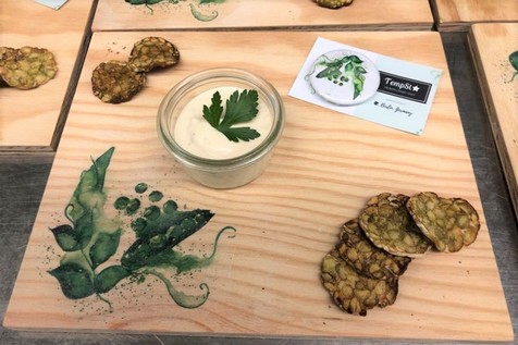 Proteinreich, knusprig-lecker und zu 90 Prozent aus regional angebauten Erbsen: Das ist der Tempeh-Kräcker "TempSta", hier in seiner runden Form, wie er der ECOTROPHELIA-Jury präsentiert wurde. Proteinreich, knusprig-lecker und zu 90 Prozent aus regional angebauten Erbsen: Das ist der Tempeh-Kräcker "TempSta", hier in seiner runden Form, wie er der ECOTROPHELIA-Jury präsentiert wurde.