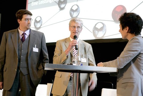 Im Finale für den Otto-von-Guericke-Preis 2013: Doktorand Thomas Strixner und Prof. Dr. Ulrich Kulozik im Gespräch mit Dunja Hayali, Moderatorin der IGF-Leistungsshow.