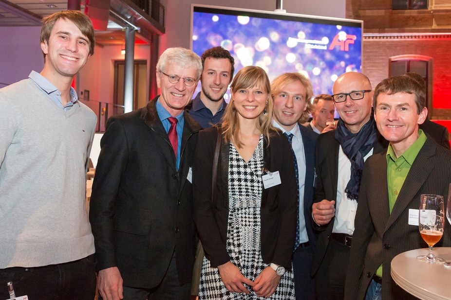 Die Finalisten Prof. Dr. Ulrich Kulozik (2. v. l.) und Dr. Hans-Jürgen Heidebrecht (3. v. r.) mit ihrem Unterstützer-Team von der TU München.