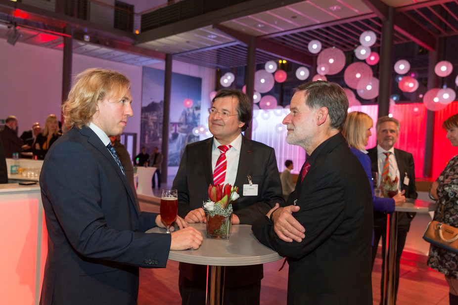 Dr. Hans-Jürgen Heidebrecht im Gespräch mit AiF-Präsident Prof. Dr. Sebastian Bauer und FEI-Geschäftsführer Dr. Volker Häusser.