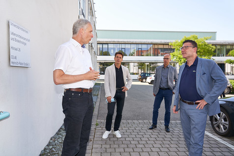 Prof. Jörg Hinrichs (links) begrüßt Dr. Stefan Kaufmann (rechts) vor einem Hörsaal-Gebäude des Instituts. Prof. Jörg Hinrichs (links) begrüßt Dr. Stefan Kaufmann (rechts) vor einem Hörsaal-Gebäude des Instituts.