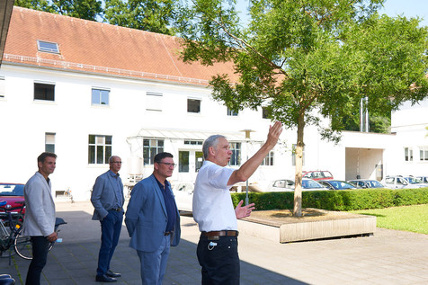 Prof. Jörg Hinrichs (rechts) zeigt Dr. Stefan Kaufmann (2. v.r.) das Campusgelände mit den verschiedenen Gebäuden des 10 Fachgebiete umfassenden Instituts. Prof. Jörg Hinrichs (rechts) zeigt Dr. Stefan Kaufmann (2. v.r.) das Campusgelände mit den verschiedenen Gebäuden des 10 Fachgebiete umfassenden Instituts.