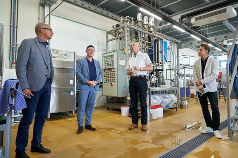 Hier wird Industrielle Gemeinschaftsforschung (IGF) vorangetrieben: Dr. Stefan Kaufmann (2. v.l.) lässt sich von Prof. Jörg Hinrichs (3. v.l.) erläutern, warum die IGF das mit Abstand wichtigste Forschungsförderungsprogramm für den Mittelstand und insbesondere für die Lebensmittelindustrie ist. Links: Prof. Herbert Schmidt; rechts: Prof. Lutz Fischer. Hier wird Industrielle Gemeinschaftsforschung (IGF) vorangetrieben: Dr. Stefan Kaufmann (2. v.l.) lässt sich von Prof. Jörg Hinrichs (3. v.l.) erläutern, warum die IGF das mit Abstand wichtigste Forschungsförderungsprogramm für den Mittelstand und insbesondere für die Lebensmittelindustrie ist. Links: Prof. Herbert Schmidt; rechts: Prof. Lutz Fischer.