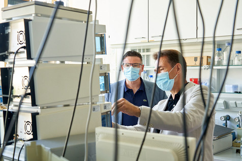 Zu Corona-Zeiten im Labor nur mit Maske: Prof. Lutz Fischer (rechts) und Dr. Stefan Kaufmann (links). Zu Corona-Zeiten im Labor nur mit Maske: Prof. Lutz Fischer (rechts) und Dr. Stefan Kaufmann (links).